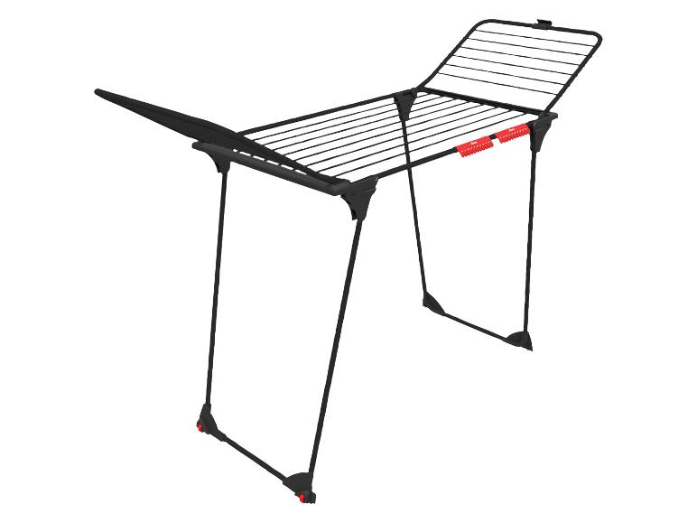 Séchoir à linge noir avec des détails rouges, déplié.