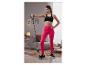 Une femme en vêtements de sport utilisant une bande de résistance pour faire de l'exercice.