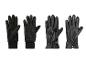 Quatre paires de gants noirs: deux en cuir et deux en laine.