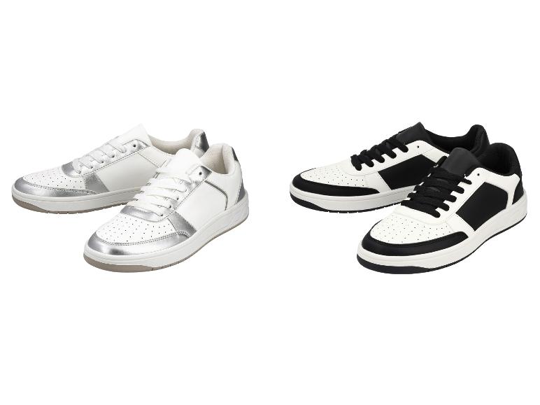 Deux paires de baskets, une blanche avec des détails argentés et une noire et blanche.