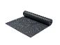 Tapis de yoga ou d'exercice noir avec la marque 'JETTESPORT', partiellement roulé.