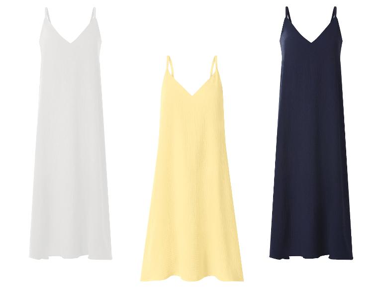 Longues robes à bretelles en blanc, jaune et bleu marine.