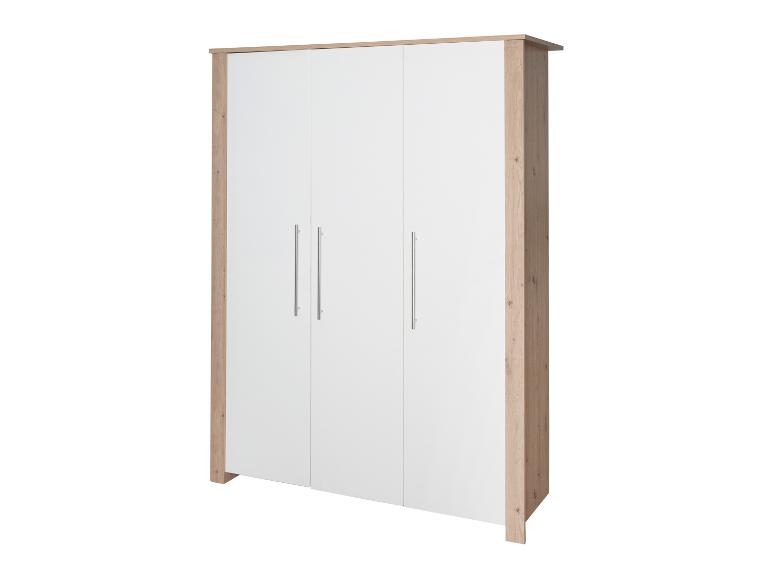 Armoire blanche et couleur bois avec trois portes et poignées argentées.