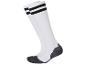 Deux paires de chaussettes blanches à rayures noires.