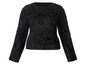 Pull en maille noire à poils longs et manches longues.