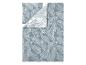 Parure de lit housse de couette et taie d'oreiller avec motif de feuilles blanches sur fond bleu-gris.