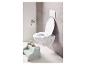 Des toilettes avec un siège pour enfants et un marchepied pour les jeunes enfants.