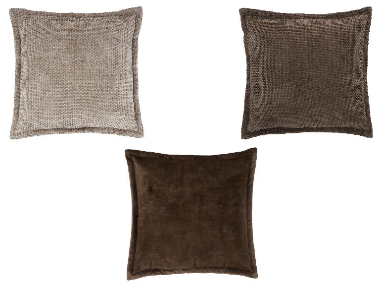 Trois coussins décoratifs marron et beiges avec différentes textures.