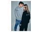 Deux jeunes portent des sweat-shirts gris et noirs avec le texte 'TREVESSE BLUE' dans le dos.