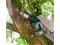 Personne élaguant une branche d'arbre avec une tronçonneuse Parkside.