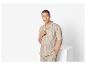 Pyjama rayé beige : chemise et pantalon.
