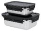 Deux boîtes alimentaires rectangulaires en acier inoxydable avec couvercles et fermetures noirs.