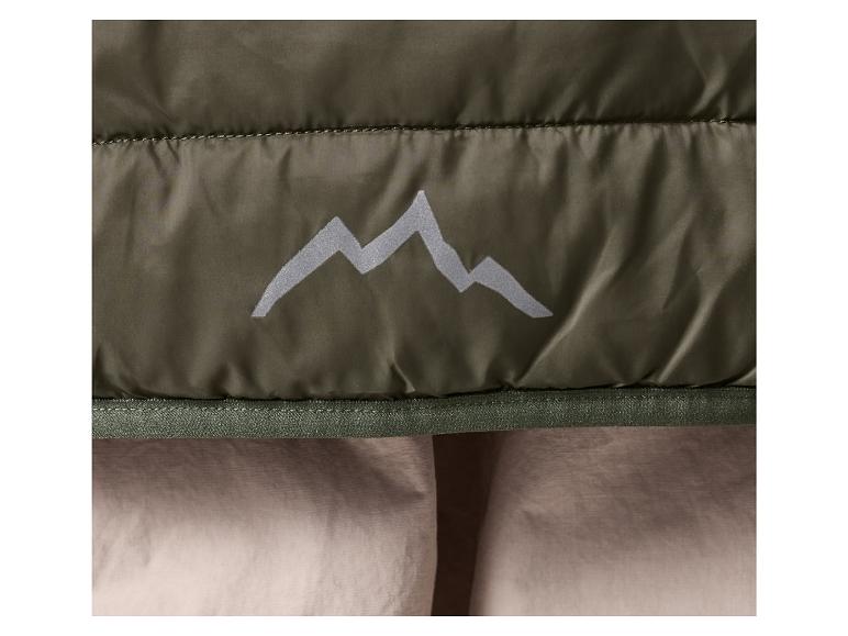 Détail d'une veste matelassée olive avec un logo de montagnes.