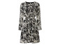 Une robe à manches longues avec un motif noir et blanc.