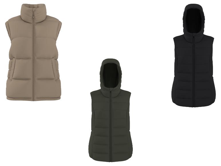 Trois gilets matelassés en beige, vert foncé et noir, dont deux avec capuche.