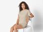Haut et short assortis couleur beige clair.