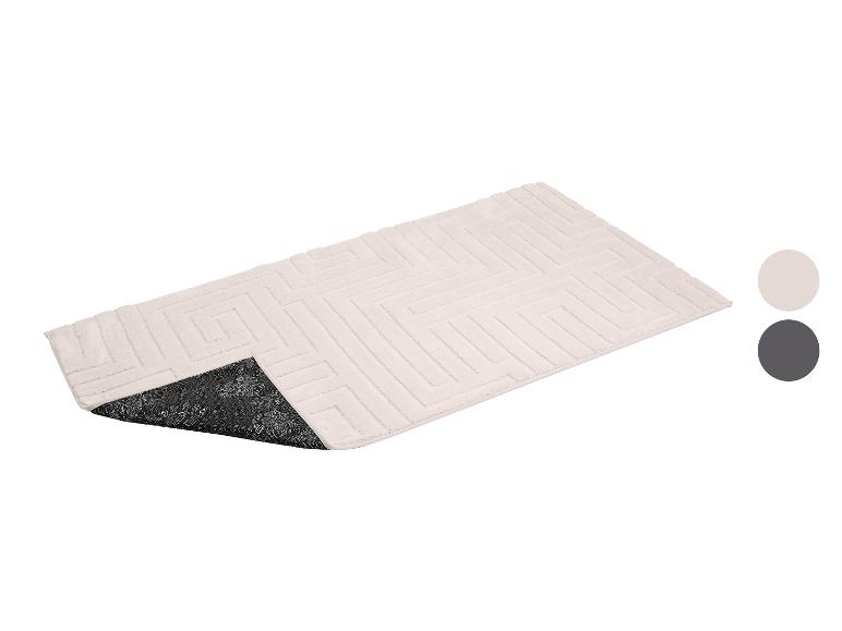 Tapis de bain beige avec motif géométrique et envers antidérapant, également disponible en gris.