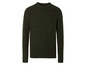 Un pull vert foncé à manches longues.