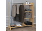 Un porte-manteau en bois avec des vêtements, des chaussures et des boîtes de rangement.