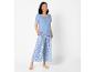 Ensemble pyjama : haut bleu uni et pantalon large à fleurs.