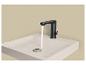Robinet noir avec de l'eau qui coule sur un lavabo clair.
