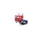 Camion jouet Optimus Prime rouge et bleu sur fond blanc.