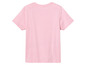 Un t-shirt rose à manches courtes.