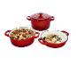 Trois casseroles rouges en fonte avec de la nourriture.