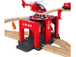 Ensemble de jeu caserne de pompiers avec hélicoptère rouge, train et rails en bois.
