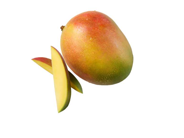 Mangue fraîche avec des gouttelettes d'eau et deux tranches de mangue sur fond noir.