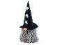Nain d'Halloween avec un chapeau de sorcière noir orné de fantômes lumineux et une barbe grise.