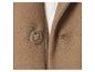 Détail de manteau marron avec bouton et boutonnière.