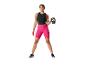 Femme en vêtements de sport rose et noirs tenant un kettlebell.
