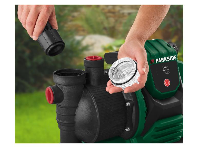 Homme assemble une pompe à eau de jardin, plaçant un couvercle transparent.