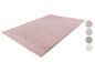 Tapis rectangulaire rose clair avec échantillons de couleurs gris, beige et crème.