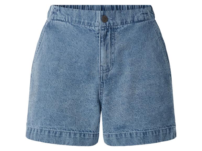 Short en jean bleu clair avec taille élastique et bouton.