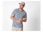 Un homme portant un t-shirt rayé et une casquette de baseball.