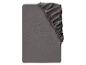 Drap-housse gris foncé avec élastique dans le coin supérieur droit.