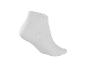 Une chaussette blanche courte, sans talon, sur fond blanc.