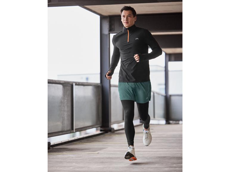 Un homme en tenue de sport noire court dans un parking.