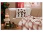 Salon de Noël douillet avec canapé, coussin casse-noisette et plaid.