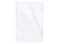Couverture matelassée blanche, pliée, avec motif de surpiqûres en losanges