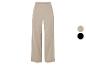 Pantalon large beige avec ceinture élastique.