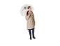 Fille en imperméable beige, jean et bottes tenant un parapluie transparent.