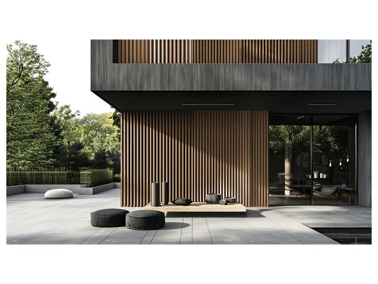 Maison moderne avec lattes en bois, terrasse extérieure avec poufs et arbres verts.