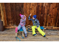 Deux enfants en vêtements d'hiver et bonnets, assis sur des luges et se tapant dans la main.