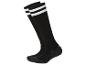 Deux paires de chaussettes noires à rayures blanches.