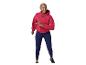 Femme en sweat à capuche rouge et leggings bleu marine, souriante et active.