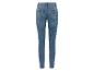 Un jean skinny bleu.