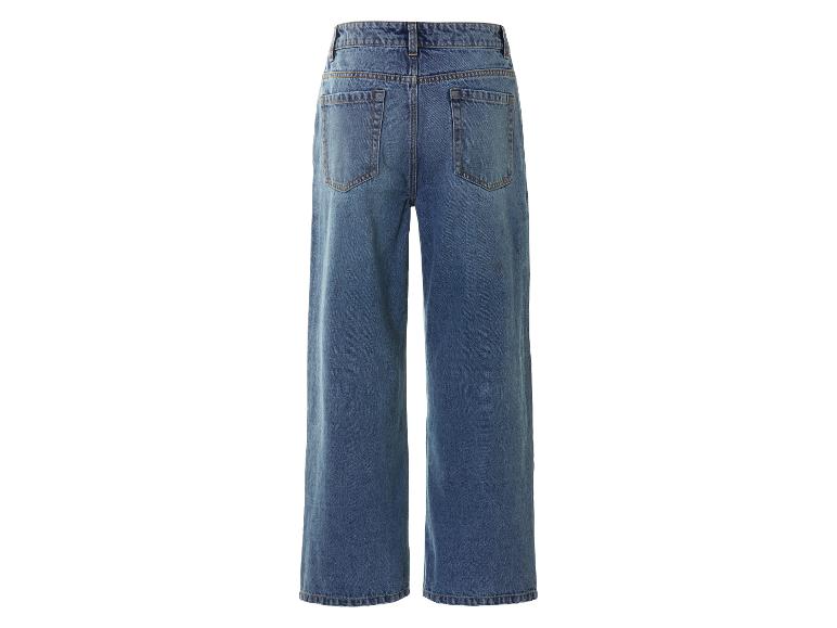 Un jean bleu clair à jambes larges.
